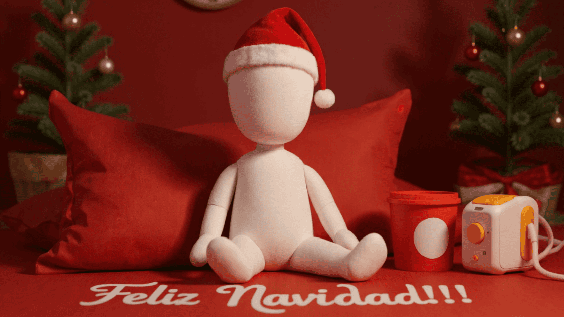 Muñeco de algodón sin rostro con gorro de navidad y con un mensaje navideño. Feliz navidad.