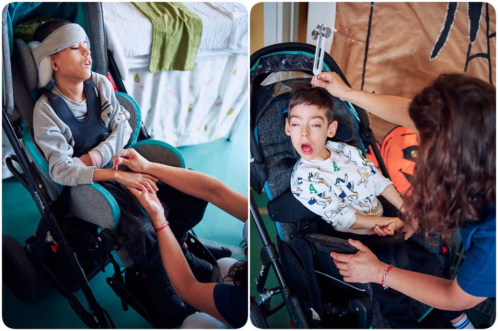 Dos niños recibiendo estimulación vibratoria con un diapasón, uno de ellos en una mano y el otro en la cabeza.