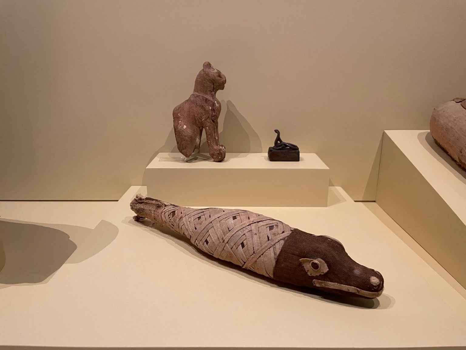 Piezas de la colección egipcia expuestas en el Museo Arqueológico Nacional.