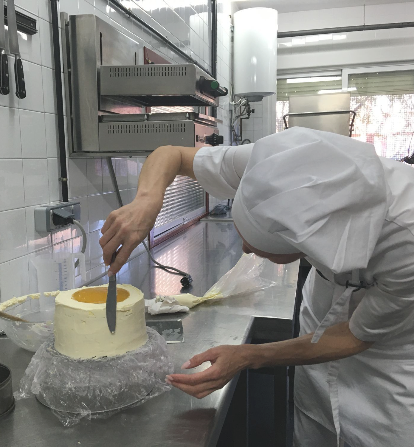Alumnado del CEPA Alfar terminando una tarta durante la formación práctica.
