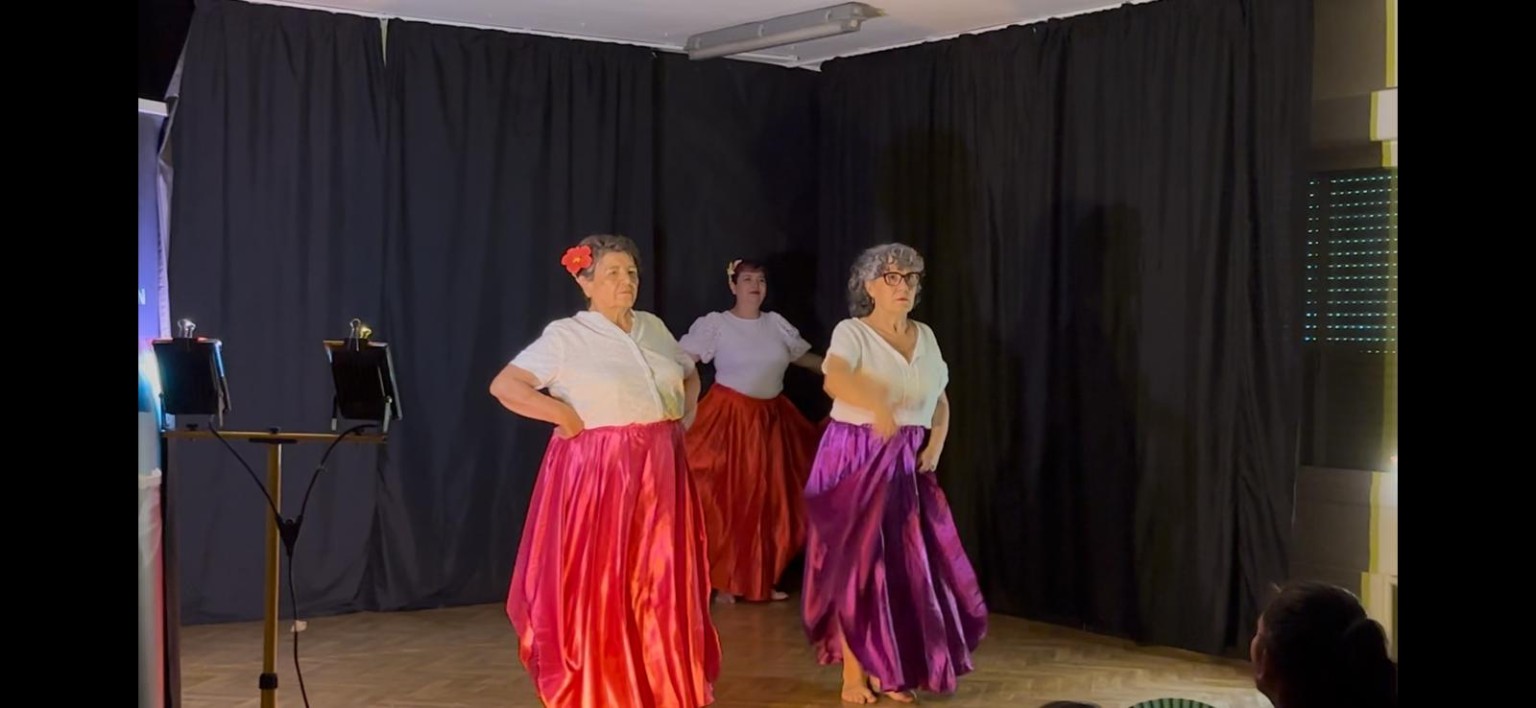 Alumnas del CEPA Alfar interpretando una cumbia en la muestra de teatro.