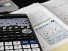 calculadora y libro de matemáticas