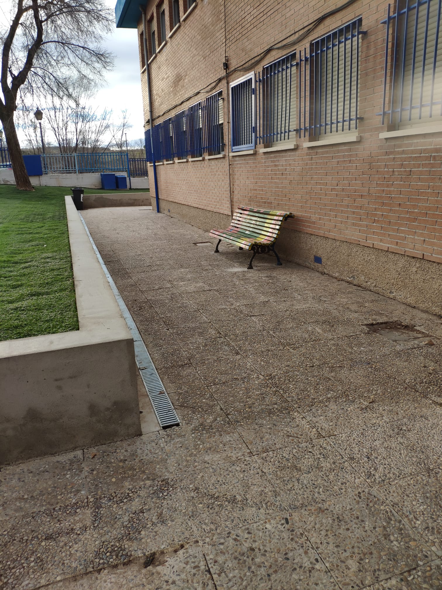 Banco de la Amistad en Patio de Educación Primaria