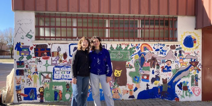 Trabajo en mural colaborativo  con la colaboración del alumnado de la Facultad de Bellas Artes