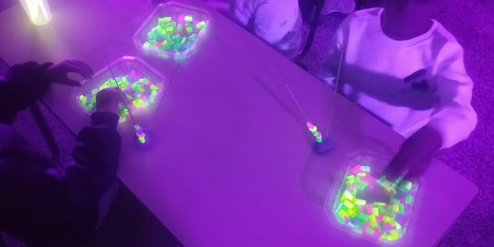 Sesión de juegos y aprendizaje con luz negra en las aulas de Infantil