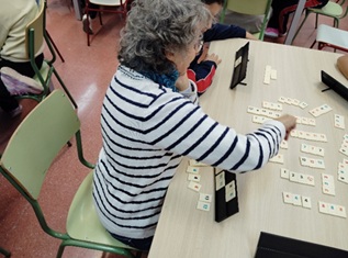 Mentes activas, manos artesanas y mucha puntería: ¡Broche de oro intergeneracional al segundo trimestre!
