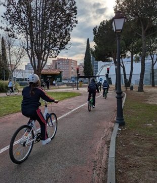¡Educación vial en Aluche! El alumnado de 6º se gradúa sobre ruedas