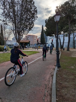 ¡Educación vial en Aluche! El alumnado de 6º se gradúa sobre ruedas