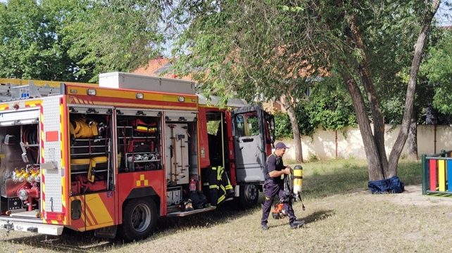Héroes cotidianos: Los bomberos llenan de ilusión, aprendizaje y espuma el CEIP Aravaca