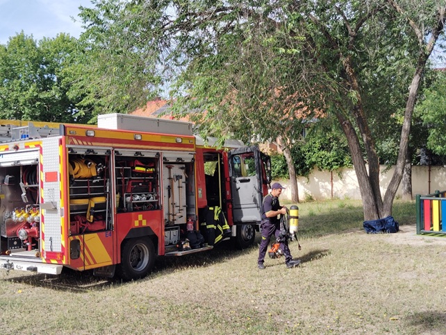 Héroes cotidianos: Los bomberos llenan de ilusión, aprendizaje y espuma el CEIP Aravaca