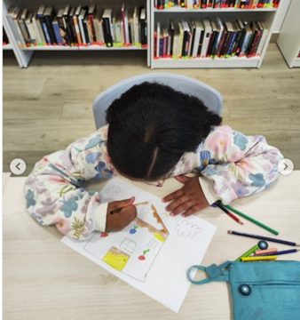 Pequeños lectores y grandes maestros: Visita a la biblioteca del Centro de Mayores