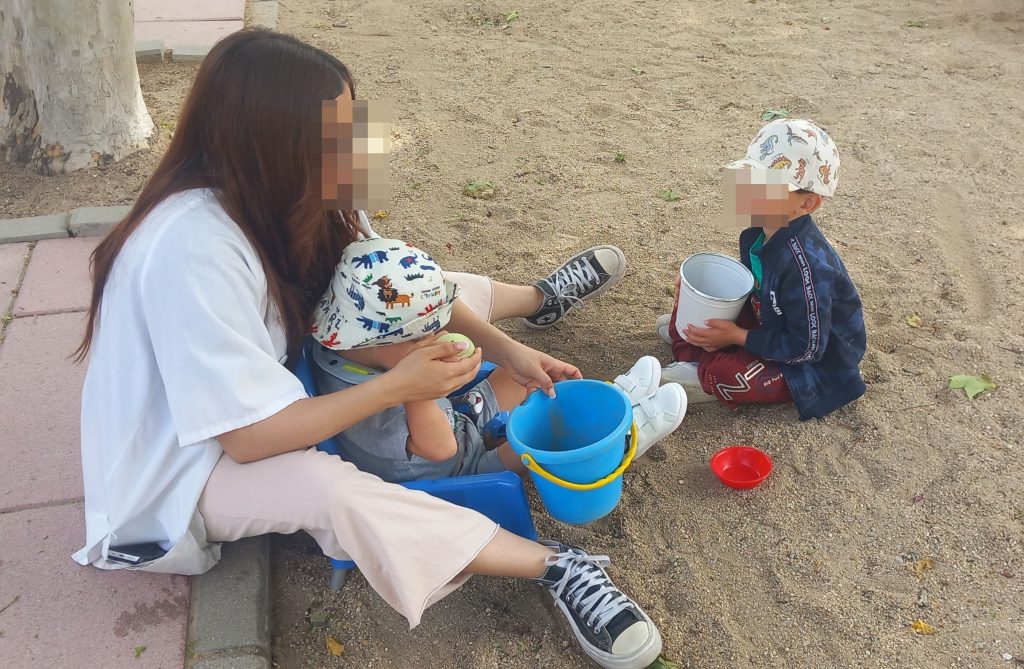 personal de apoyo adapta juego de patio a los niños que lo necesitan