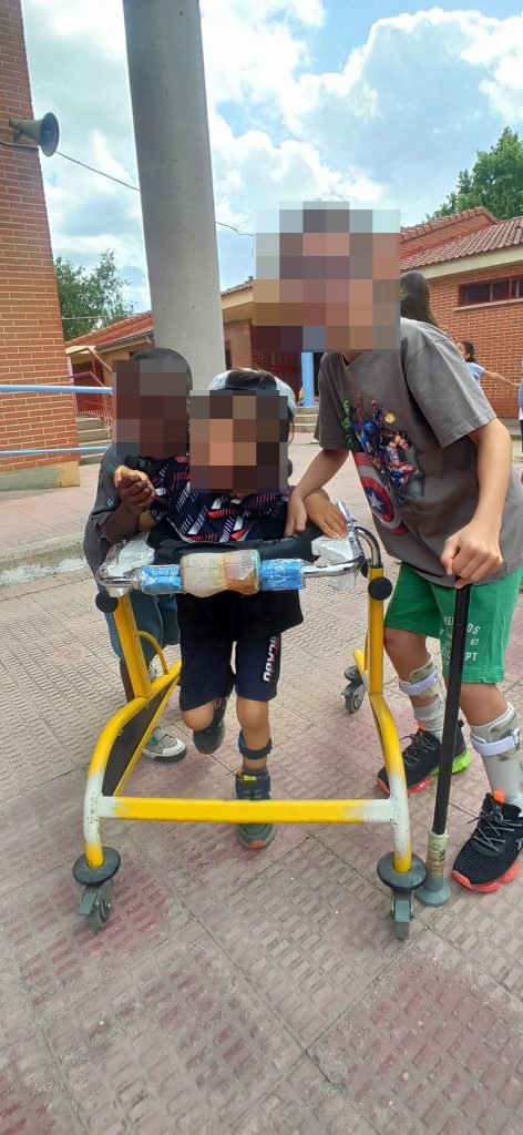 Niños juegan juntos en el patio