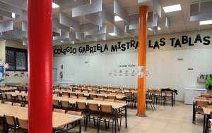 Comedor con el rótulo del colegio