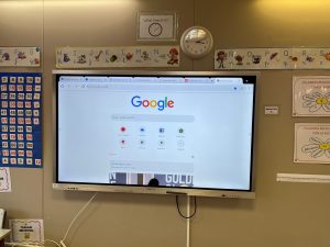 Pantalla digital en un aula
