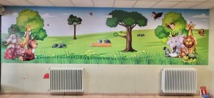 Mural de animales en un pasillo