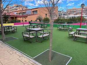 Zona de mesas de ajedrez sobre césped artificial