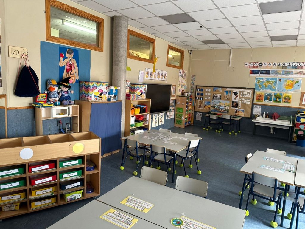 Aula de Educación Infantil luminosa y ordenada