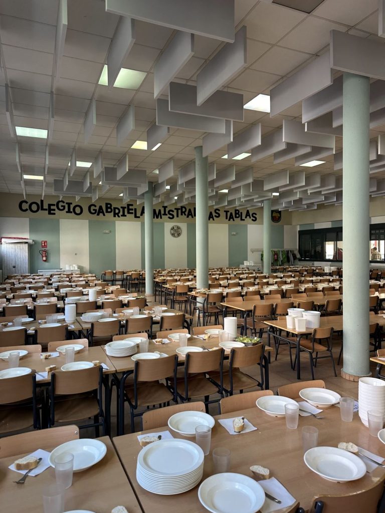 Comedor escolar con las mesas preparadas