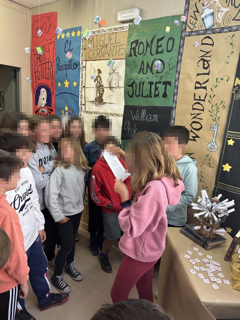 Alumnado de ESO ante los murales de Romeo and Juliet, Miguel de Cervantes y Wonderland