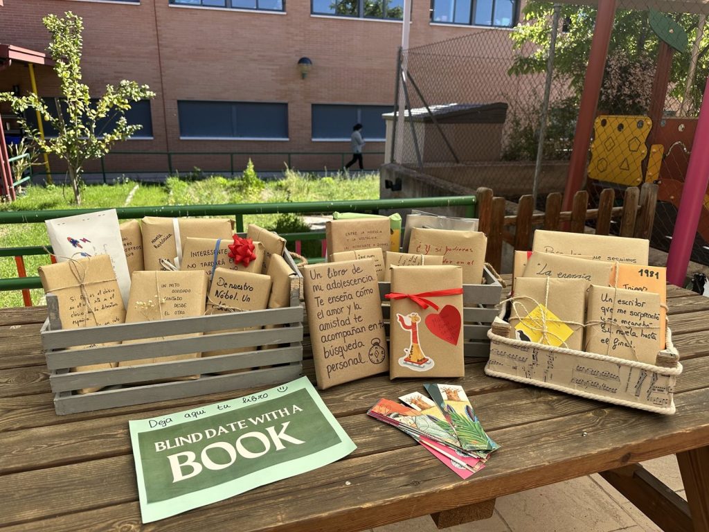 Libros envueltos en papel kraft con pistas escritas para la actividad «Blind date with a book», cita a ciegas con un libro