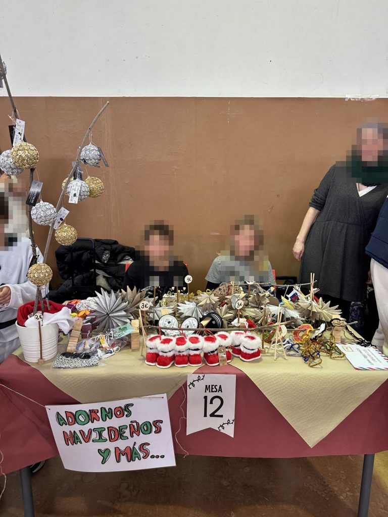 Mesa de adornos navideños hechos a mano
