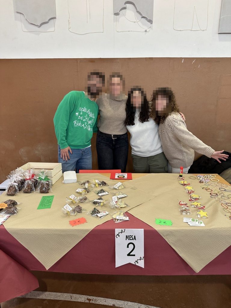 Mesa de dulces y pulseras atendida por profesorado