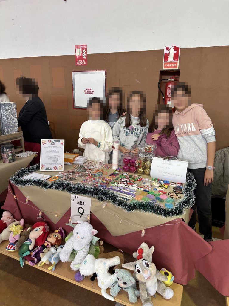 Mesa de pulseras y peluches del mercadillo
