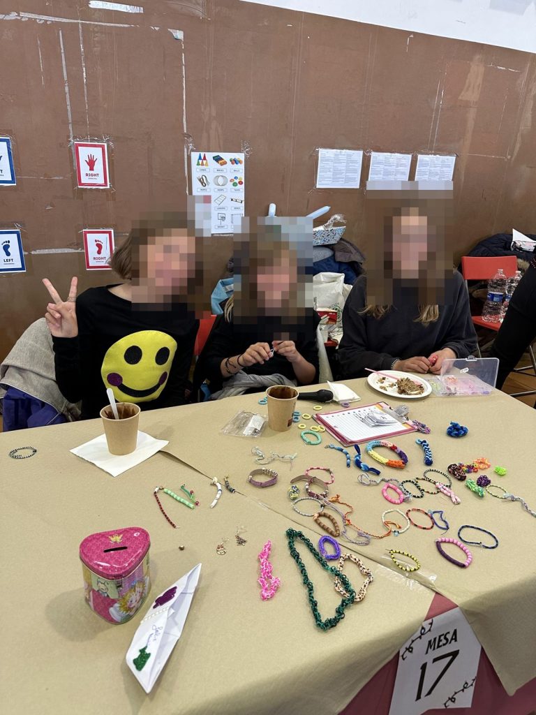 Mesa de pulseras hechas a mano en el mercadillo