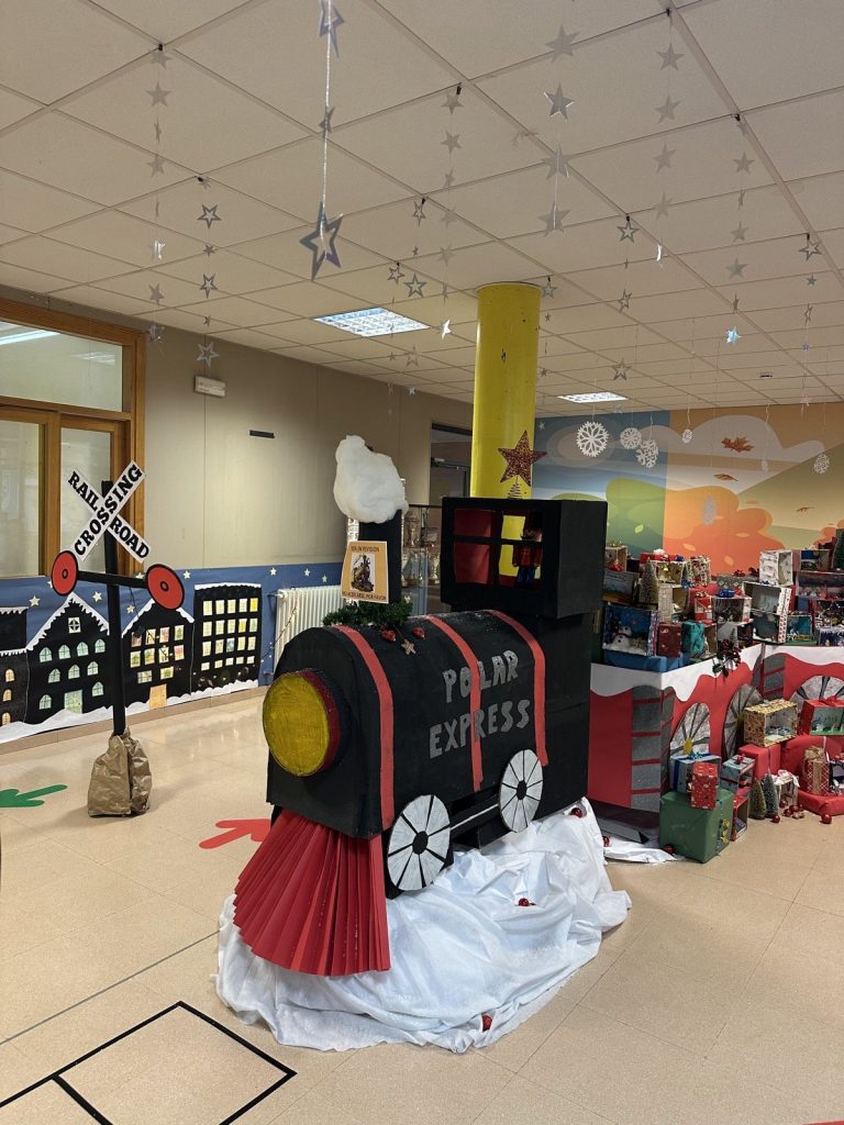 El tren Polar Express decorado en el vestíbulo, con estrellas colgando del techo