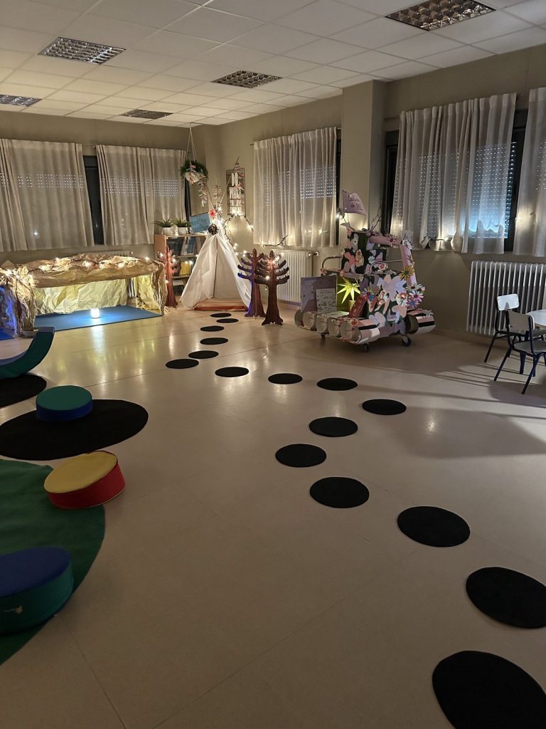 Camino de círculos negros por la sala oscura hasta el tipi