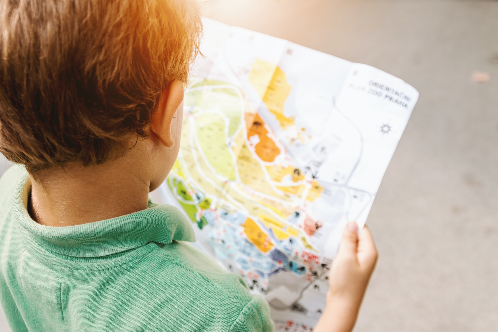 alumno de infantil mirando un mapa