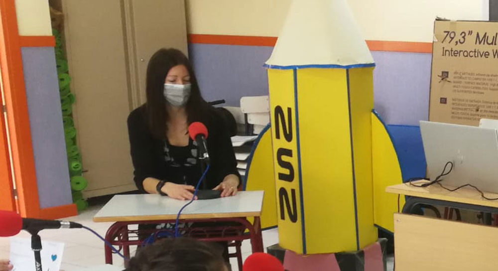 Escritora de cuentos infantiles Alex McDonald en la radio en el cole. CEIP. Navahonda