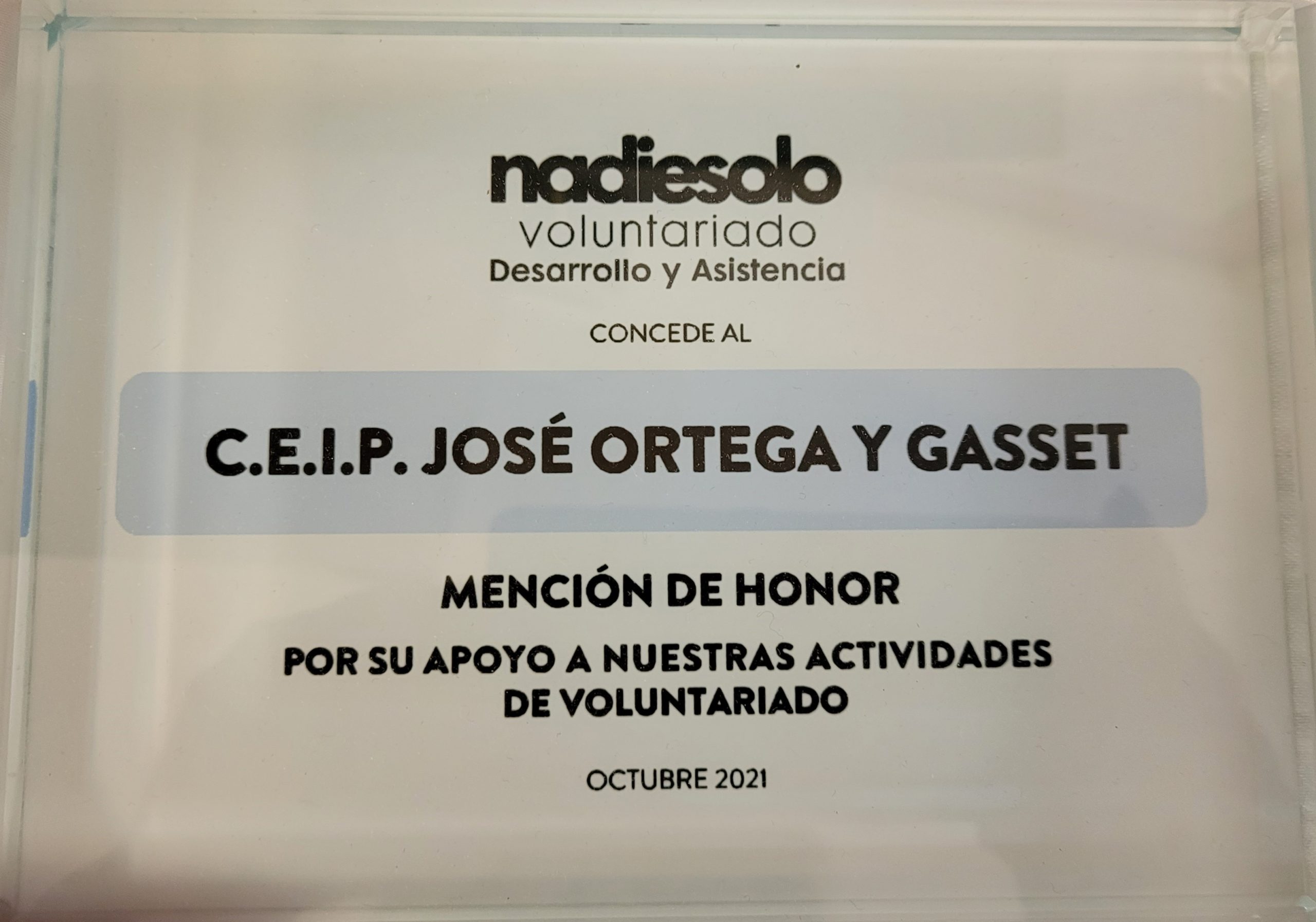 El C.E.I.P José Ortega y Gasset recibe una de las Menciones de Honor en la XX Edición del «Día de la Placa» de 2021 por su apoyo al voluntariado de Nadiesolo.