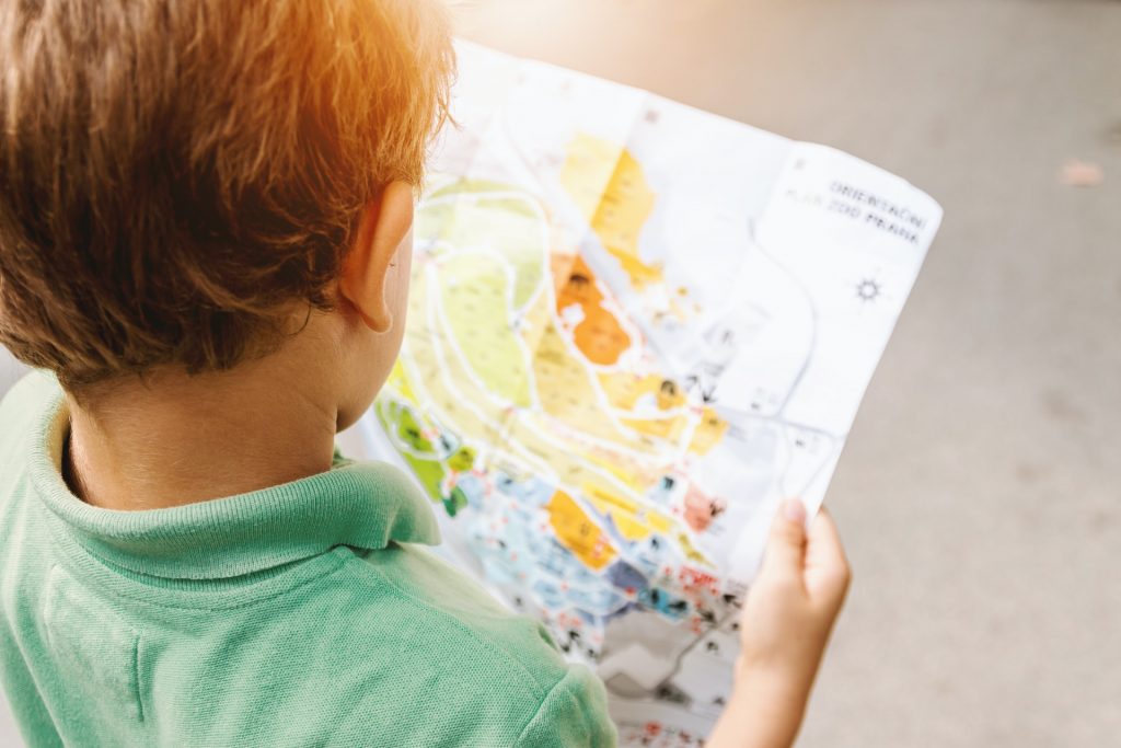 alumno de infantil mirando un mapa