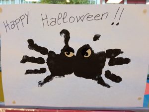 En tres años estamos aprendiendo nuevo vocabulario en inglés como "spiders" y que son del color "black". Por eso hemos creado estas "black spiders" para Halloween.  They are awesome!!