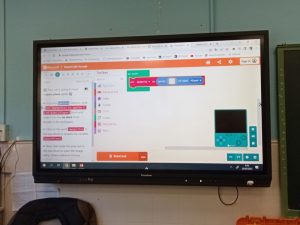 Pizarra digital con los pasos de la programación