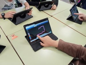 Alumno programando con su tablet