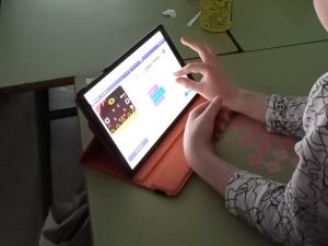 Alumno trabajando con su tablet