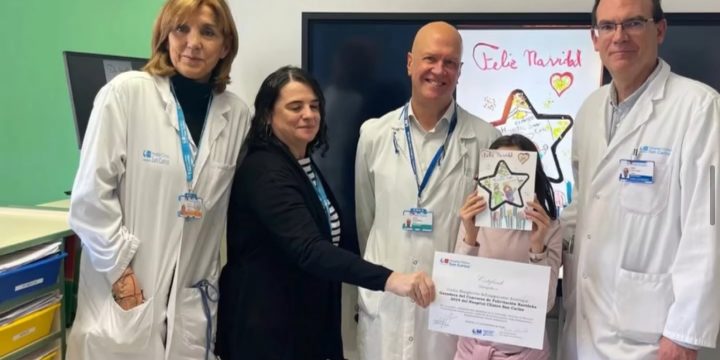 Ganadora del concurso de felicitaciones navideñas del Hospital Clínico San Carlos 2025