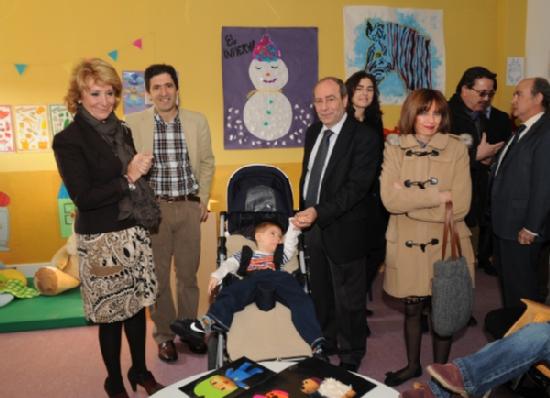 Foto de la inauguración del colegio, con Esperanza Aguirre, el Alcalde Robles y el Director José María González Trigo