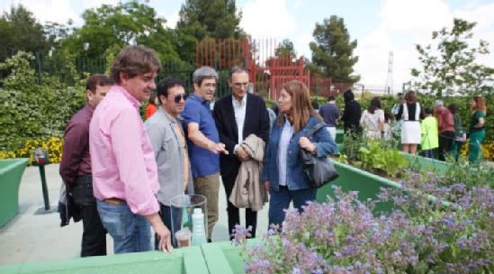 Foto de José con los responsables del Ayuntamiento en la Inauguración del Huerto Accesible