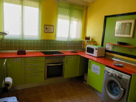 fotografía de la cocina del aula hogar del centro