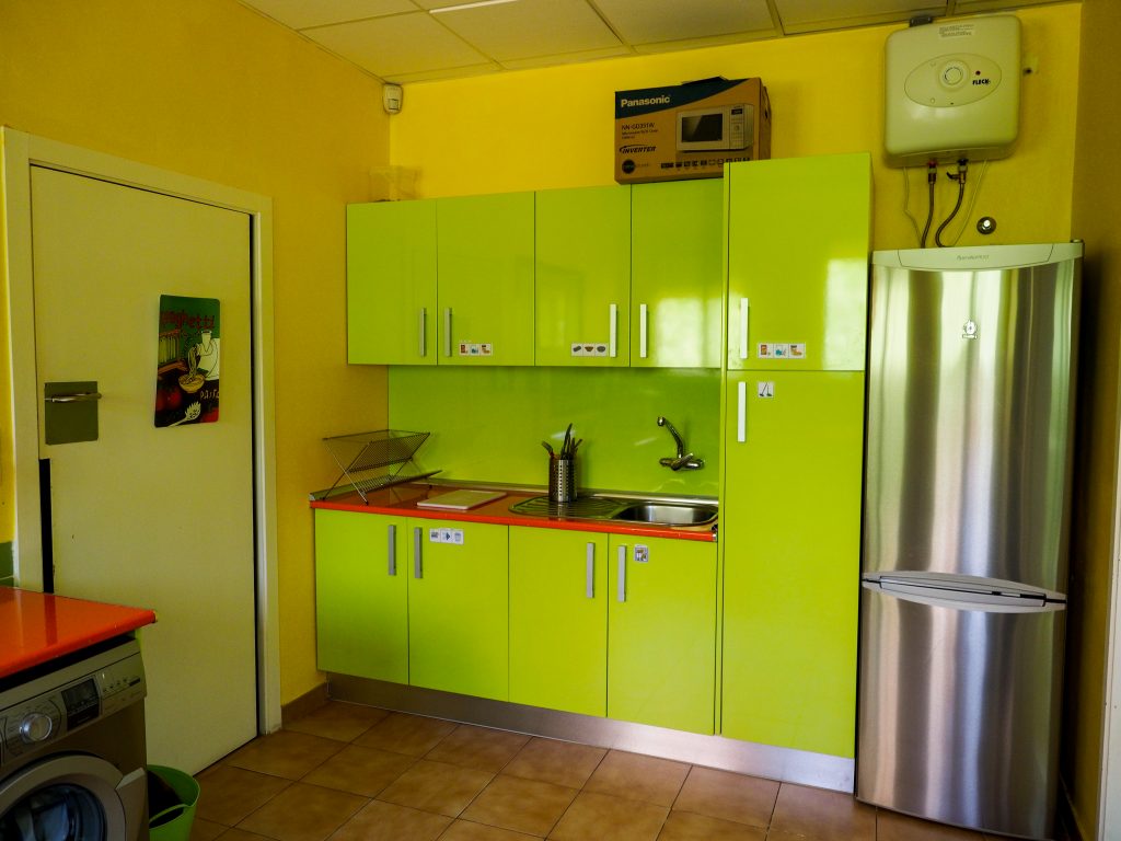 Foto de la zona de cocina del aula hogar