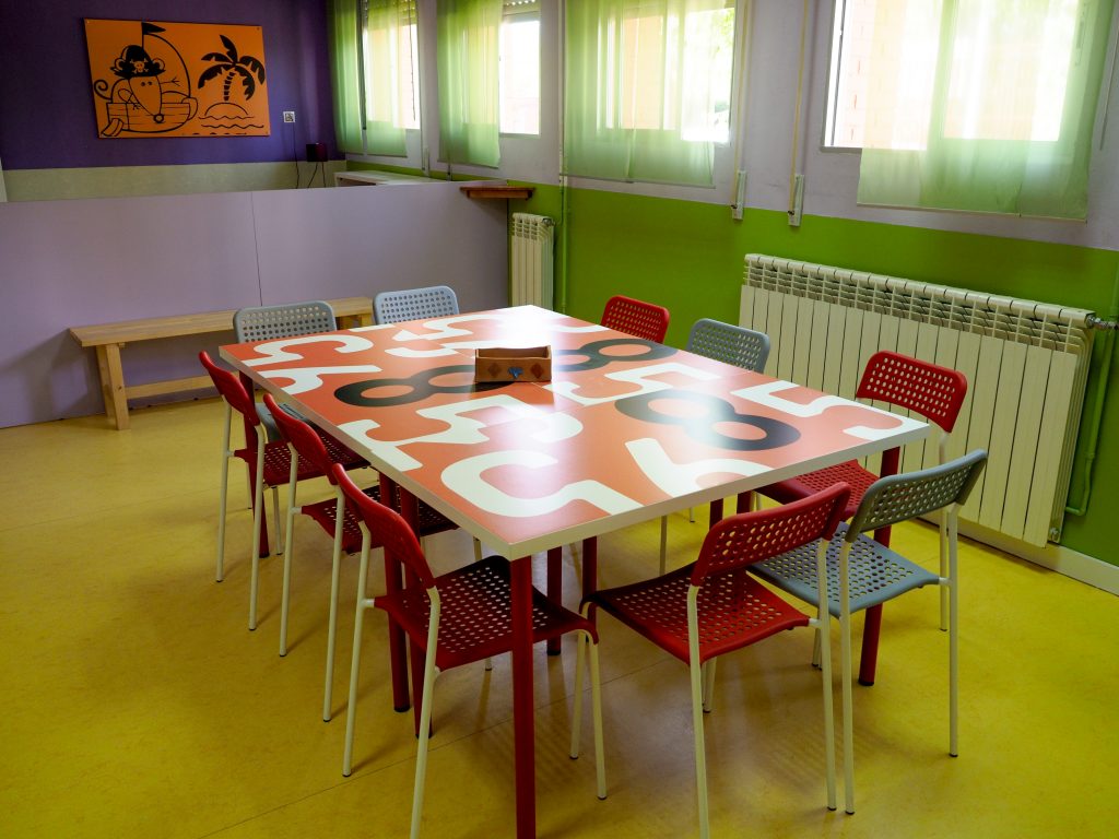 Foto de la zona de comedor del aula hogar