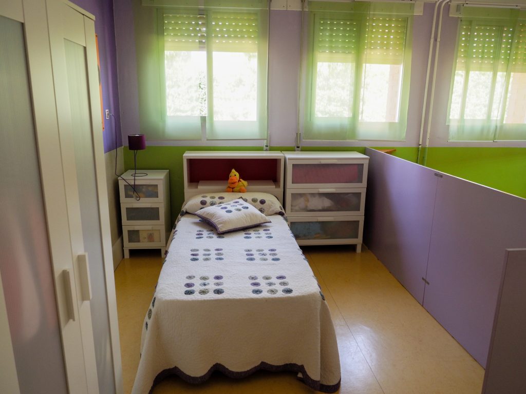 Foto de la zona dormitorio del aula hogar