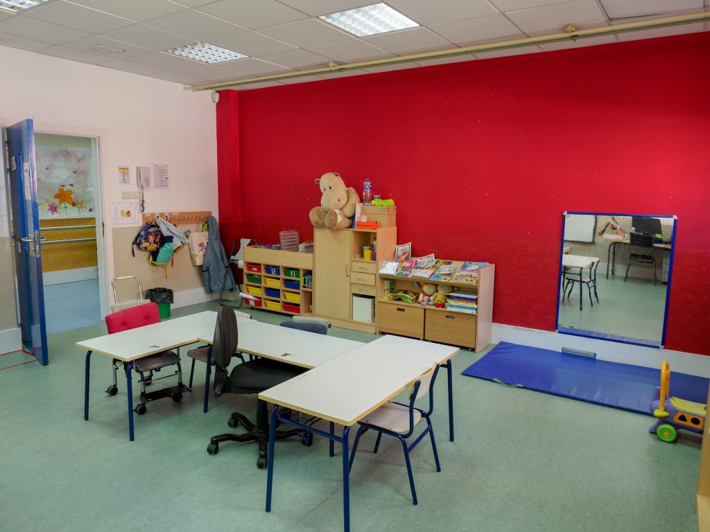 Vista de los rincones de relajación, juego y trabajo en mesa de un aula de EBO pequeños