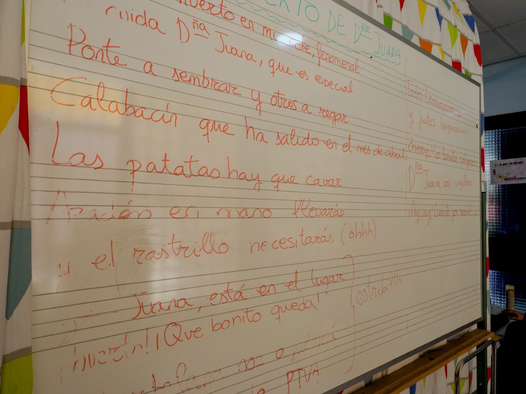 Foto de pizarra de música con la letra de la canción el Huerto de Dª Juana