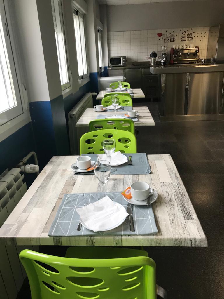 Foto de varias mesas de la cafetería