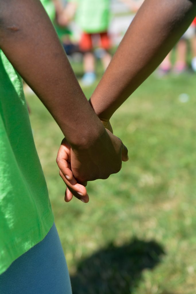 Foto de niños cogidos de la mano